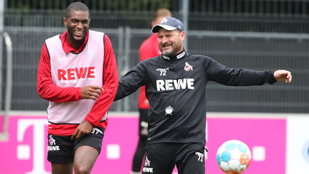 Anthony Modeste und Steffen Baumgart lachen im Training des 1. FC Köln.