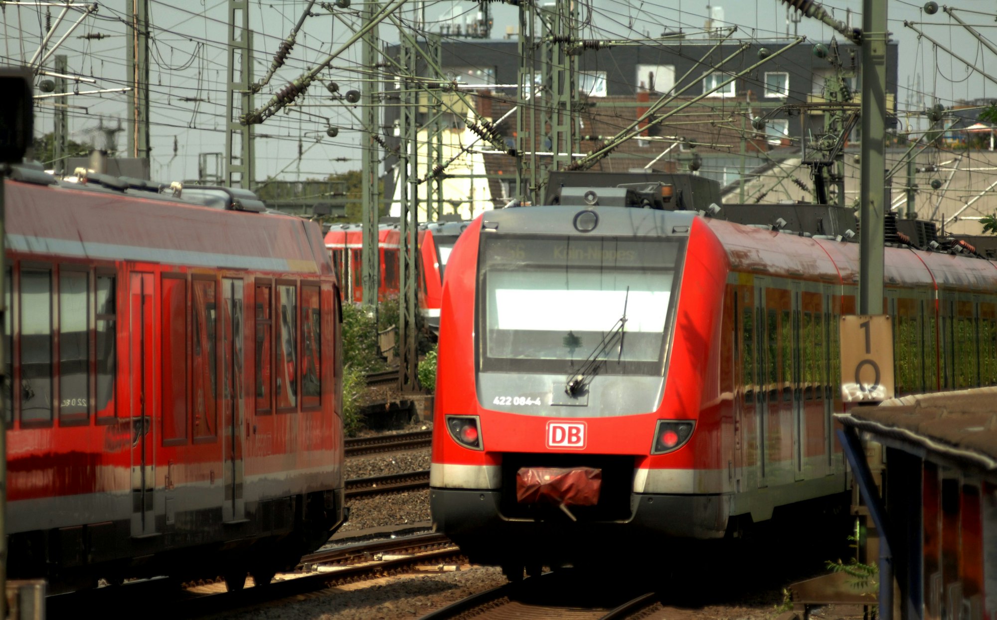 Eine S-Bahn fährt in Köln.