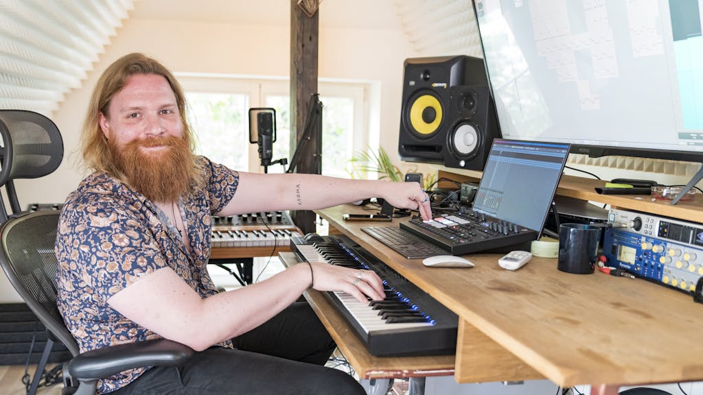 „Phil The Beat“ sitzt in seinem Home-Studio in seiner Wohnung in Köln-Ehrenfeld.
