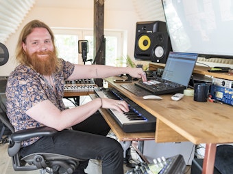 „Phil The Beat“ sitzt in seinem Home-Studio in seiner Wohnung in Köln-Ehrenfeld.