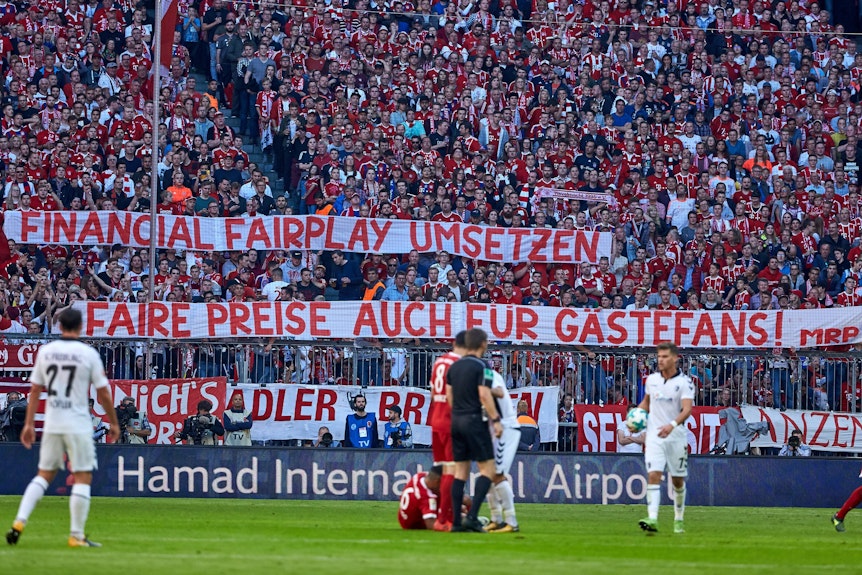 Im Block der Bayern wird ein Banner mit der Aufschrift „Financial Fairplay umsetzen“ gezeigt.