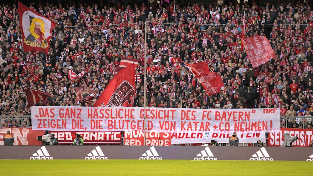 Bayern-Fans kritisieren die Beziehungen des Vereins zu Katar