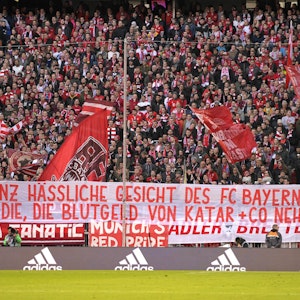 Bayern-Fans kritisieren die Beziehungen des Vereins zu Katar
