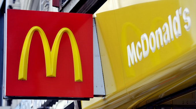 Das McDonalds-Logo ist an der Fassade einer Londoner Filiale zu sehen.