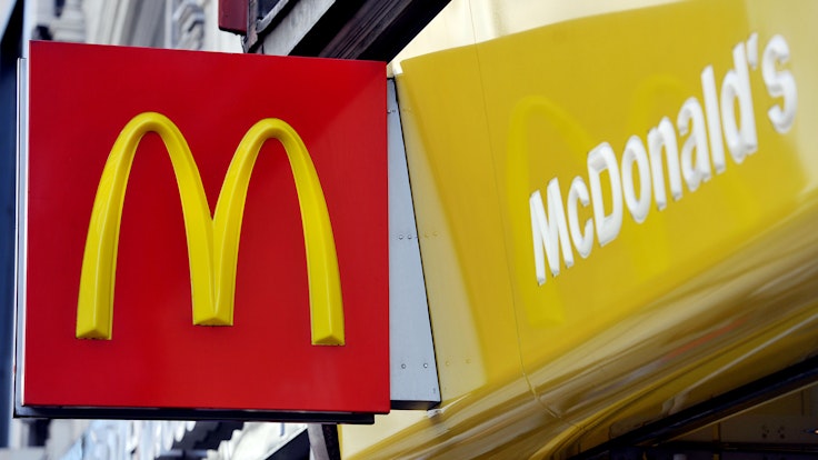 Il logo di McDonald's può essere visto sulla parte anteriore di una filiale di Londra, scattata nel gennaio 2016.