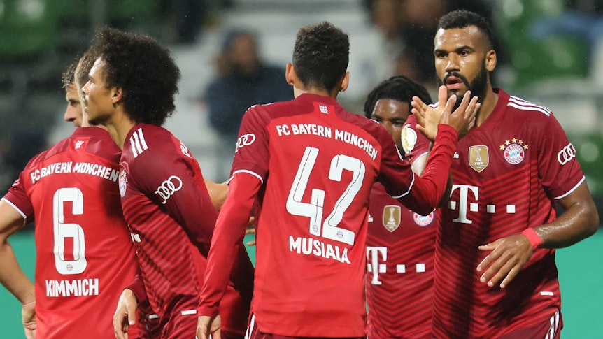 Bayern Münchens Spieler jubeln im Pokal über ein Tor.