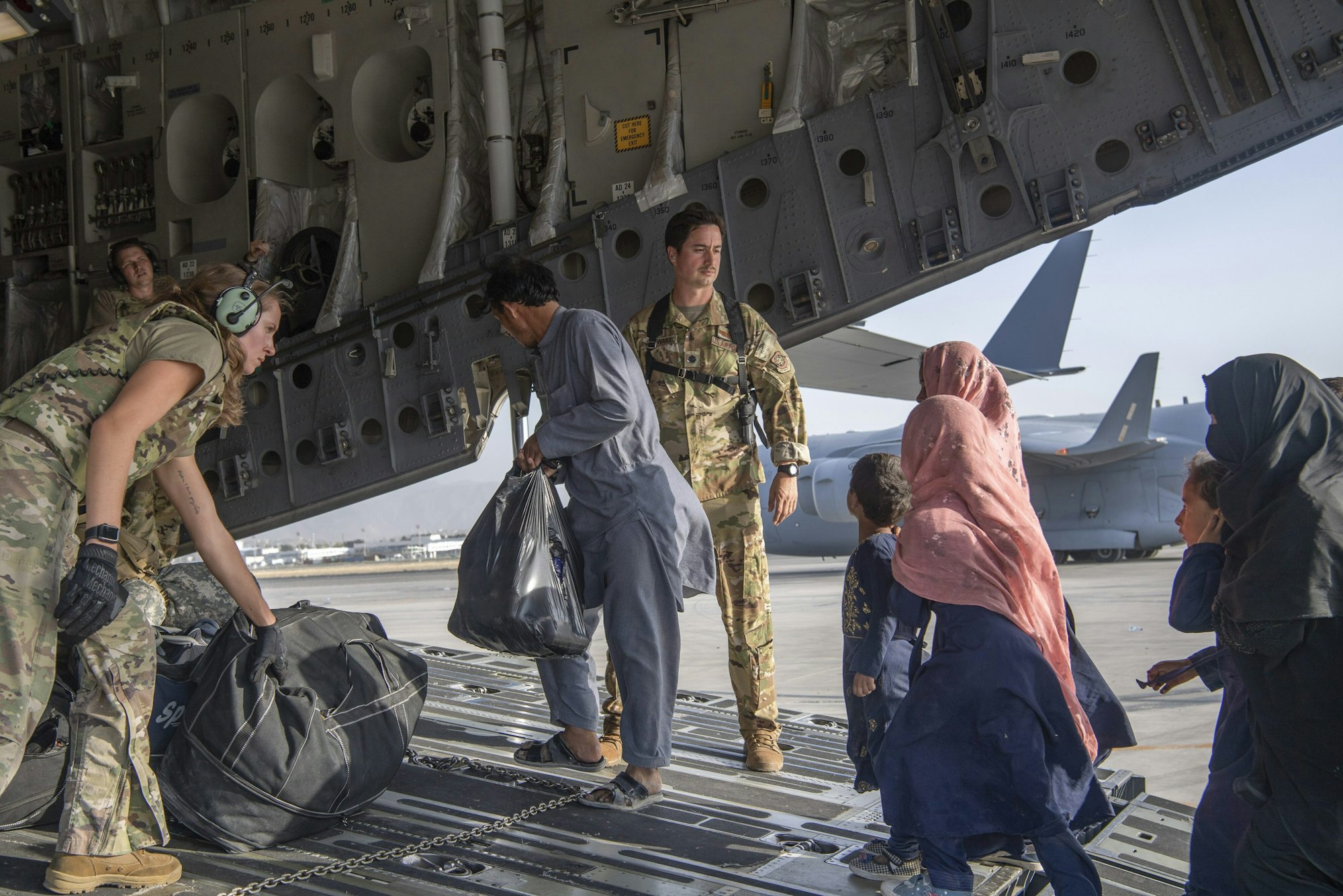 Soldaten der US Air Force helfen Afghanen in den Flieger.