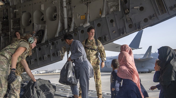 Soldaten der US Air Force helfen Afghanen in den Flieger.
