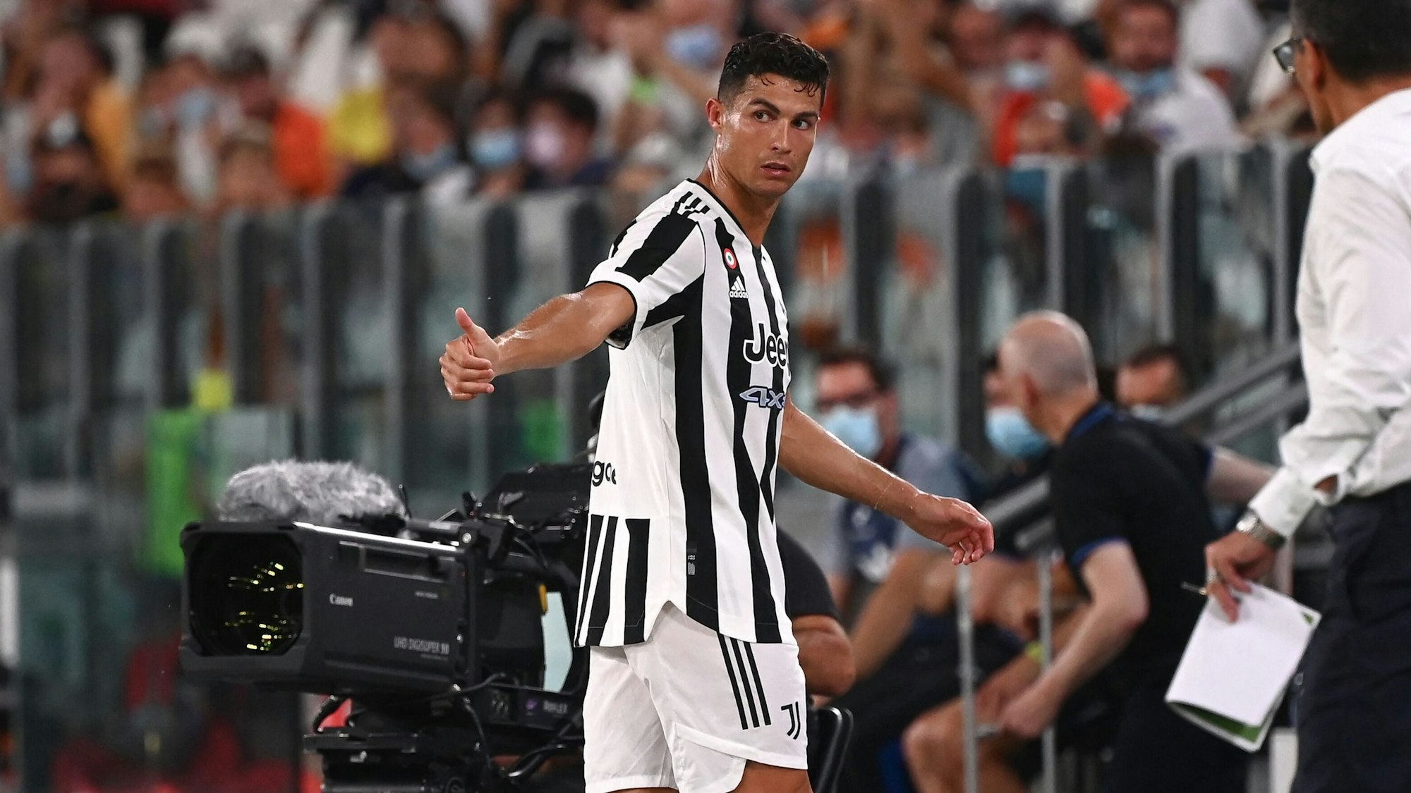 Cristiano Ronaldo verlässt beim Testspiel von Juventus Turin den Platz.