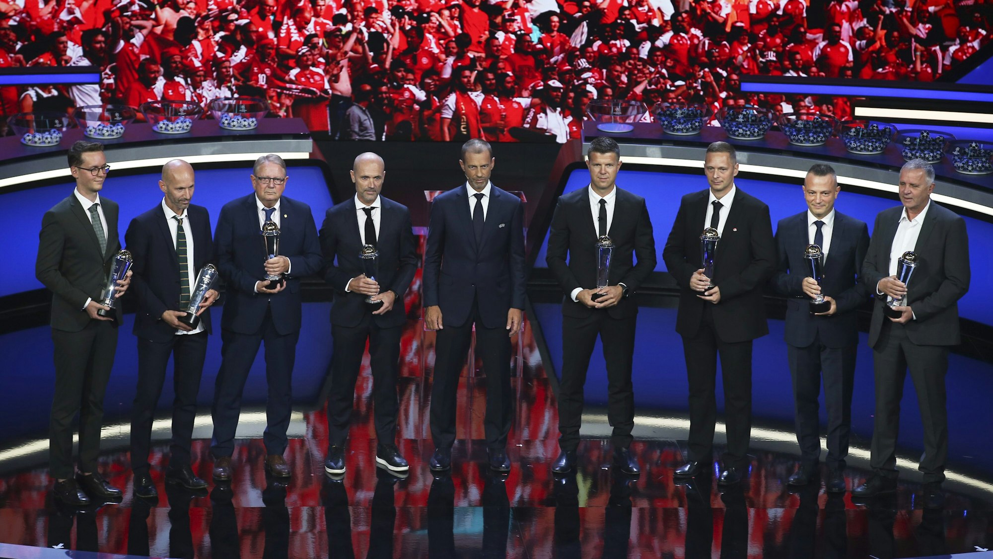 Während der Auslosung der Fußball-Champions-League erhielten die dänischen Mediziner vom UEFA-Präsidenten eine Auszeichnung.