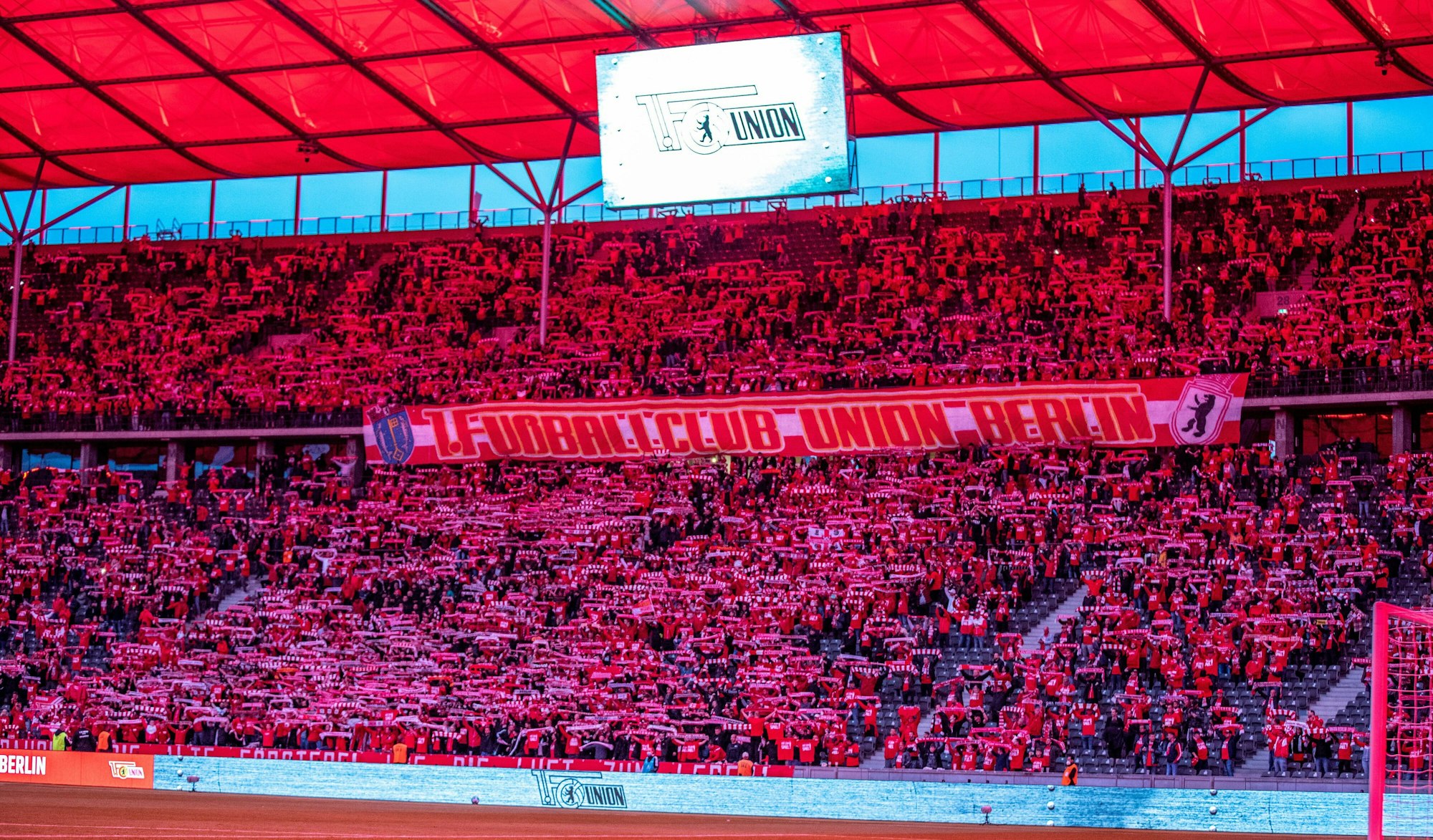 Das Olympiastadion erleuchtet zu Beginn des Spiels rot, der Vereinsfarbe des 1. FC Union Berlin.