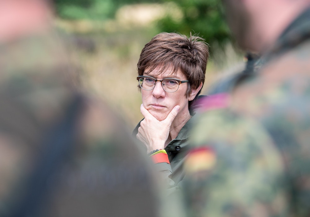 Annegret Kramp-Karrenbauer (CDU), Bundesverteidigungsministerin, steht bei ihrem Besuch bei der Panzerbrigade 21 „Lipperland" am 11. August 2021 neben Soldaten der Bundeswehr.