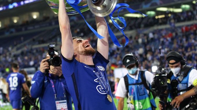 Umringt von Journalisten und Kameramännern hebt Jorginho den Champions-League-Pokal in den Himmel.