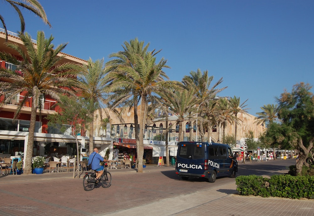 Eine Polizeistreife fährt am im Juni 2017 in Playa de Palma auf Mallorca (Spanien) an der Meerespromerade vor dem Megapark vorbei.