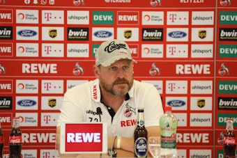 Trainer Steffen Baumgart (1. FC Köln) spricht auf einer Pressekonferenz.