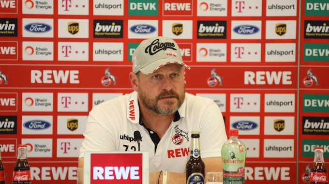 Trainer Steffen Baumgart (1. FC Köln) spricht auf einer Pressekonferenz.