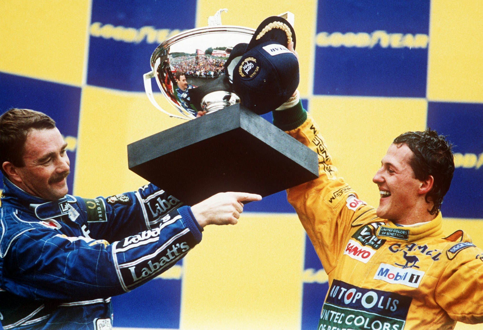 Der Kerpener Formel-1-Benetton-Pilot Michael Schumacher (r.) und der Brite Nigel Mansell, der Zweiter wurde, mit dem Siegerpokal am 30.08.1992 in Spa.