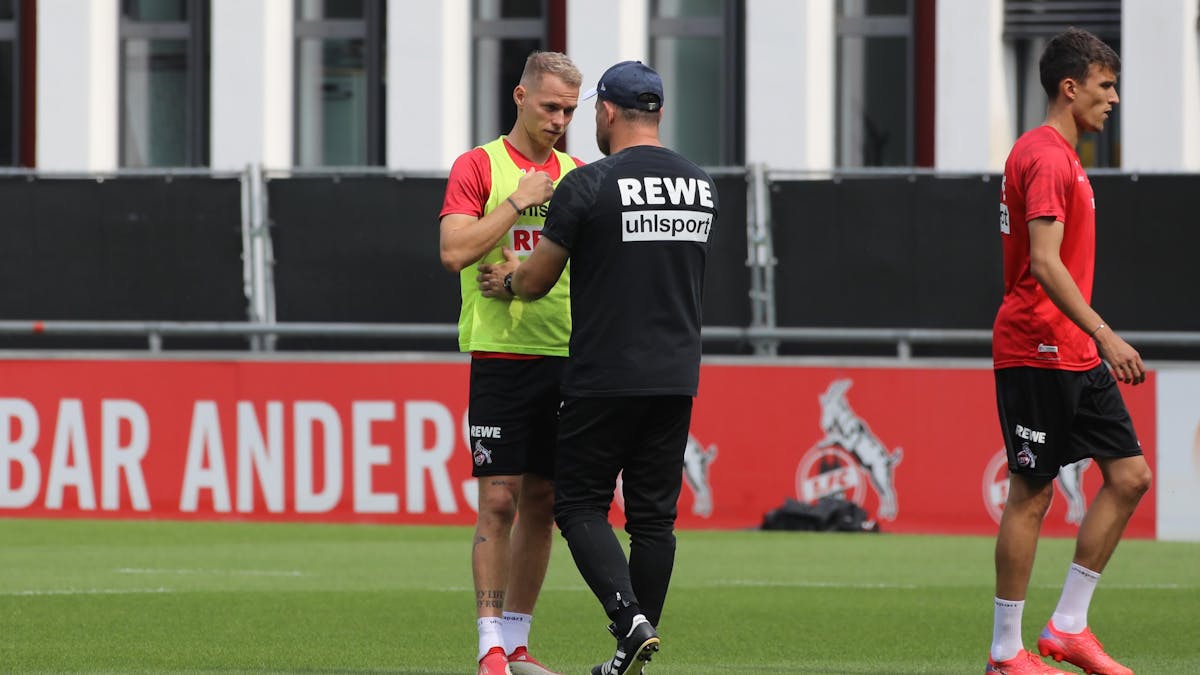 Ondrej Duda (1. FC Köln) und Trainer Steffen Baumgart unterhalten sich.