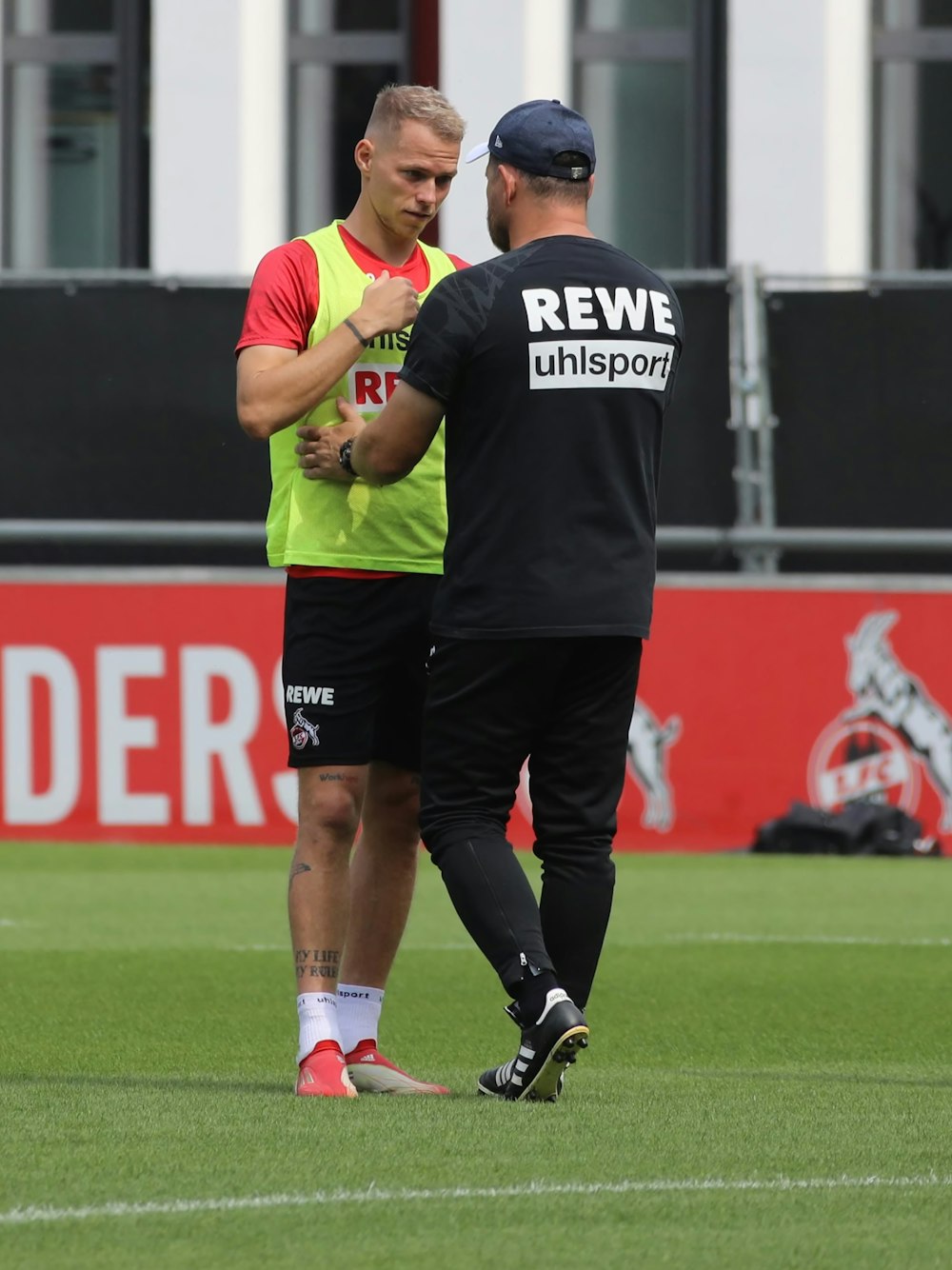 Ondrej Duda (1. FC Köln) und Trainer Steffen Baumgart unterhalten sich.