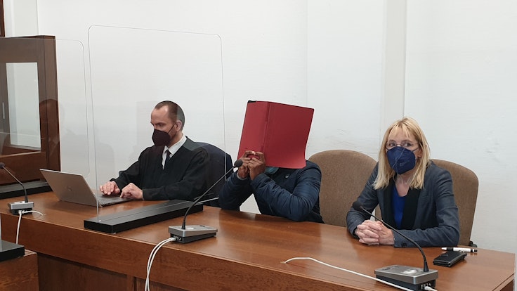 Auf der Anklagebank im Kölner Landgericht sitzt der Angeklagte zusammen mit seiner Dolmetscherin und Rechtsanwalt Carsten Göthel.