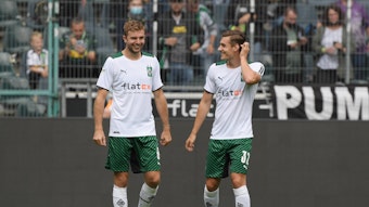 Die beiden Gladbach-Profis Christoph Kramer (l.) und Florian Neuhaus (r.), auf diesem Foto am 31. Juli 2021 zu sehen. Kramer und Neuhaus lächeln. Neuhaus fasst sich an den Hinterkopf.