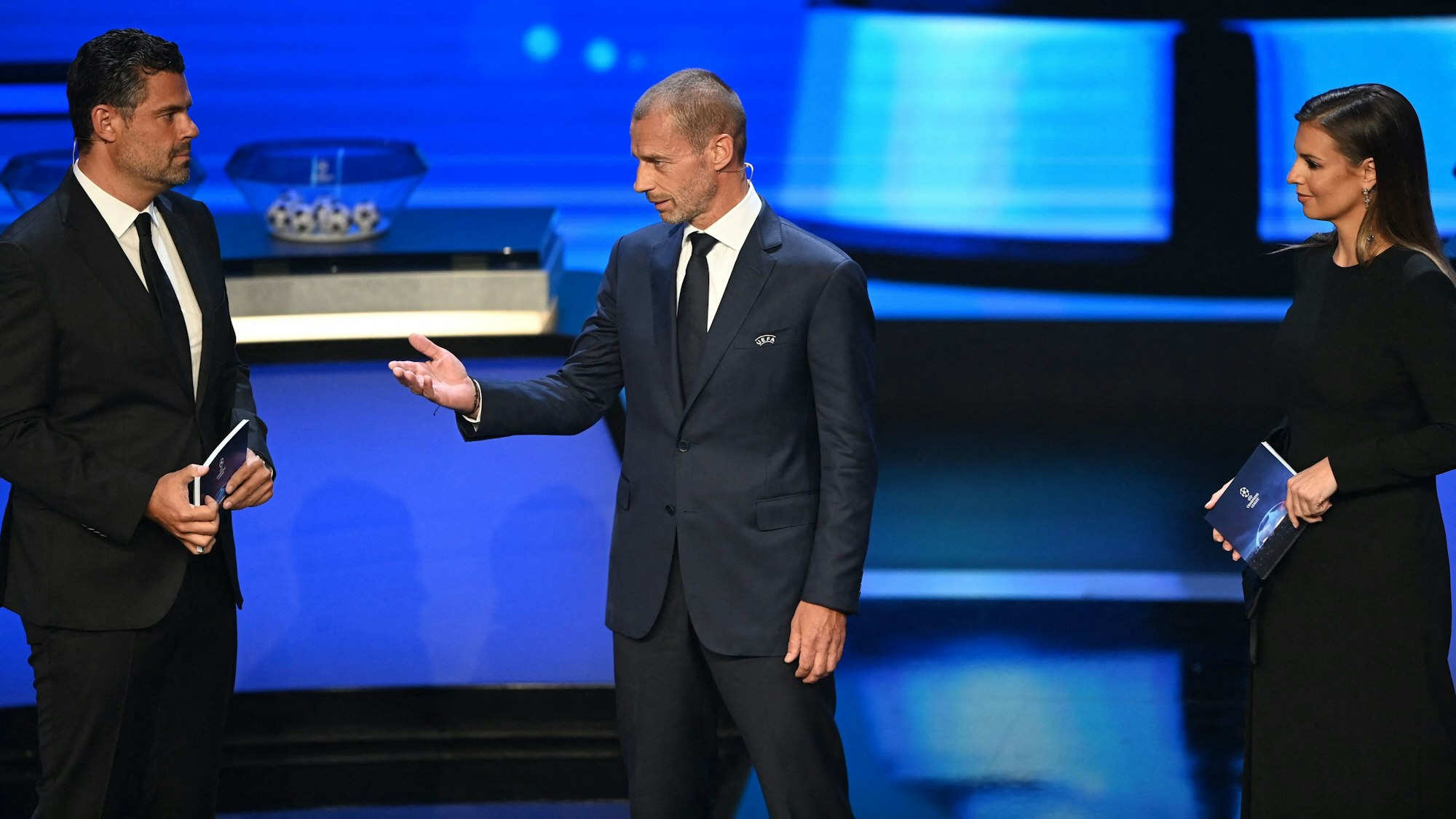 UEFA-Präsident Aleksander Ceferin mit Pedro Pinto und Laura Wontorra.