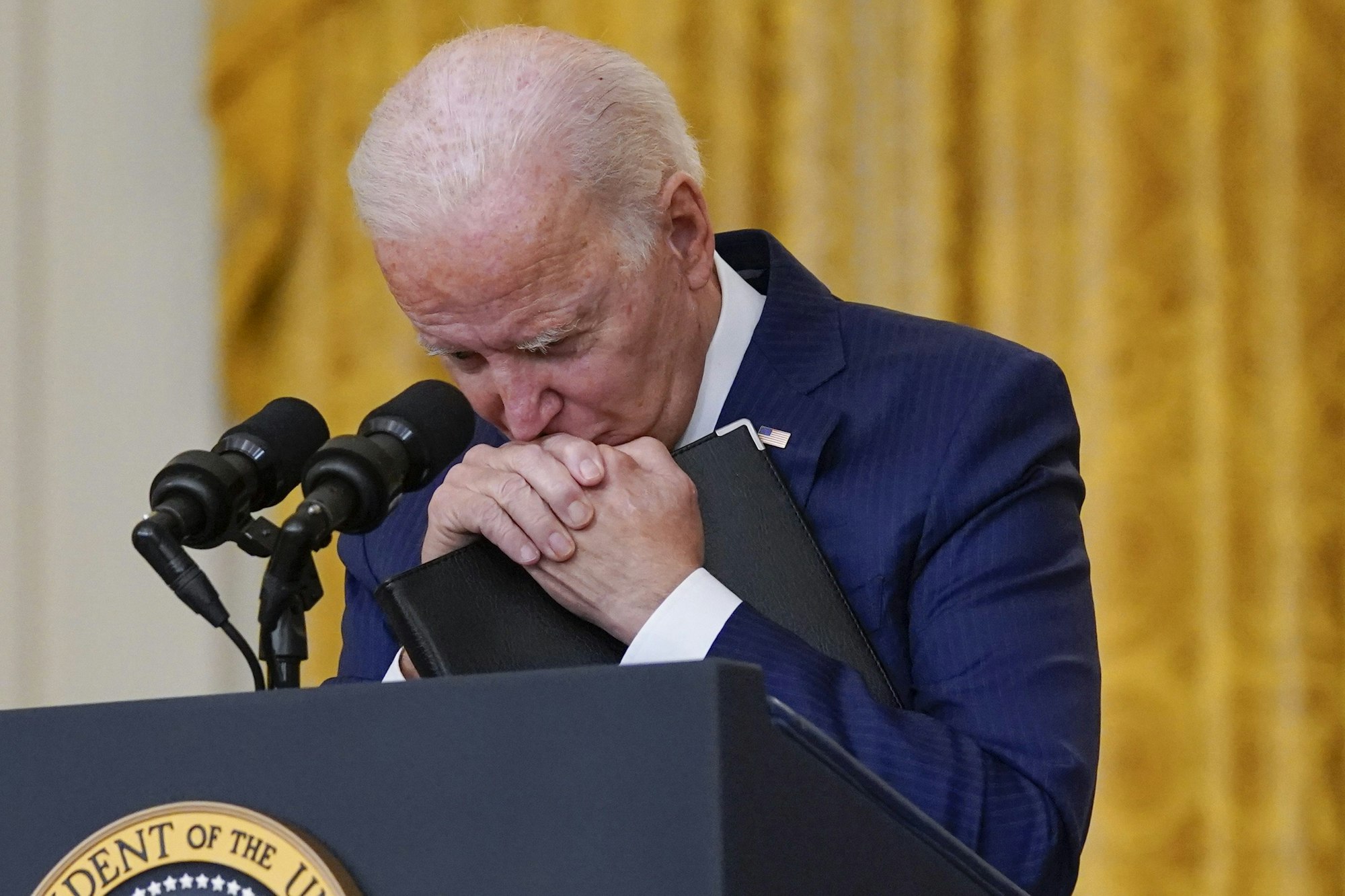 Joe Biden, US-Präsident, hält inne, als er im Weißen Haus nach dem tödlichen Anschlag in der Nähe des Flughafens von Kabul spricht.
