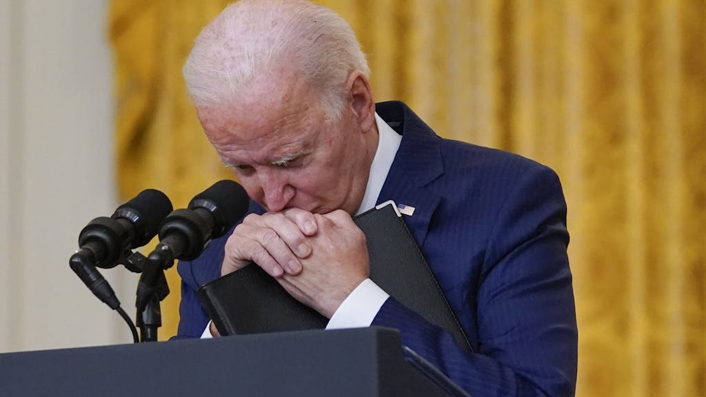 Joe Biden, US-Präsident, hält inne, als er im Weißen Haus nach dem tödlichen Anschlag in der Nähe des Flughafens von Kabul spricht.