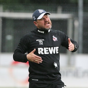 Steffen Baumgart (1. FC Köln) gestikuliert am 26.08.2021 im Training des 1. FC Köln.