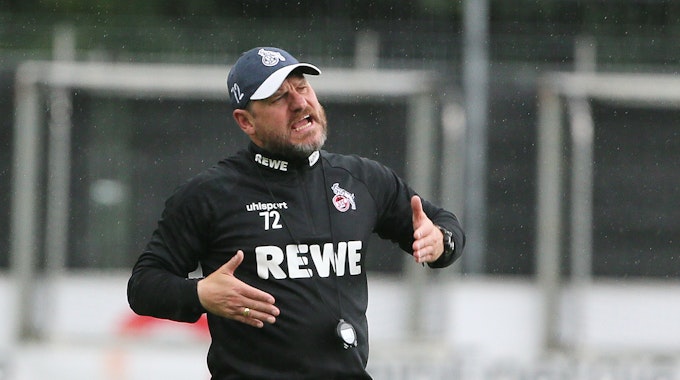 Steffen Baumgart (1. FC Köln) gestikuliert am 26.08.2021 im Training des 1. FC Köln.