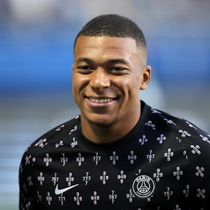 Kylian Mbappe von Paris lächelt beim Aufwärmen bei der Partie ES Troyes AC - Paris Saint-Germain.