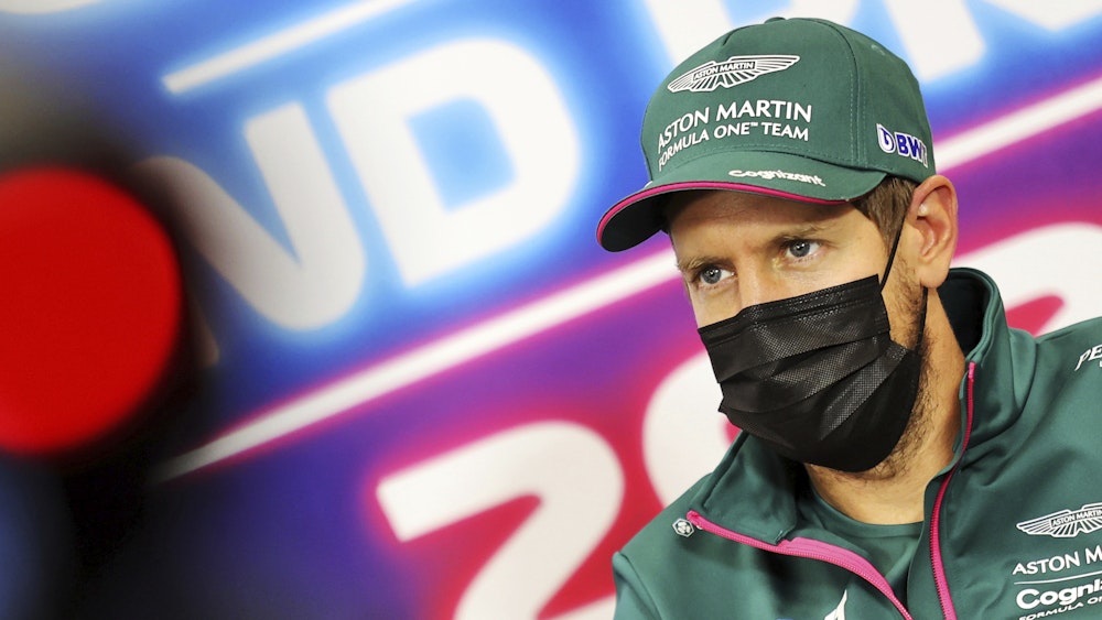 Sebastian Vettel vom Team Aston-Martin nimmt an einer Pressekonferenz vor dem Rennen teil.