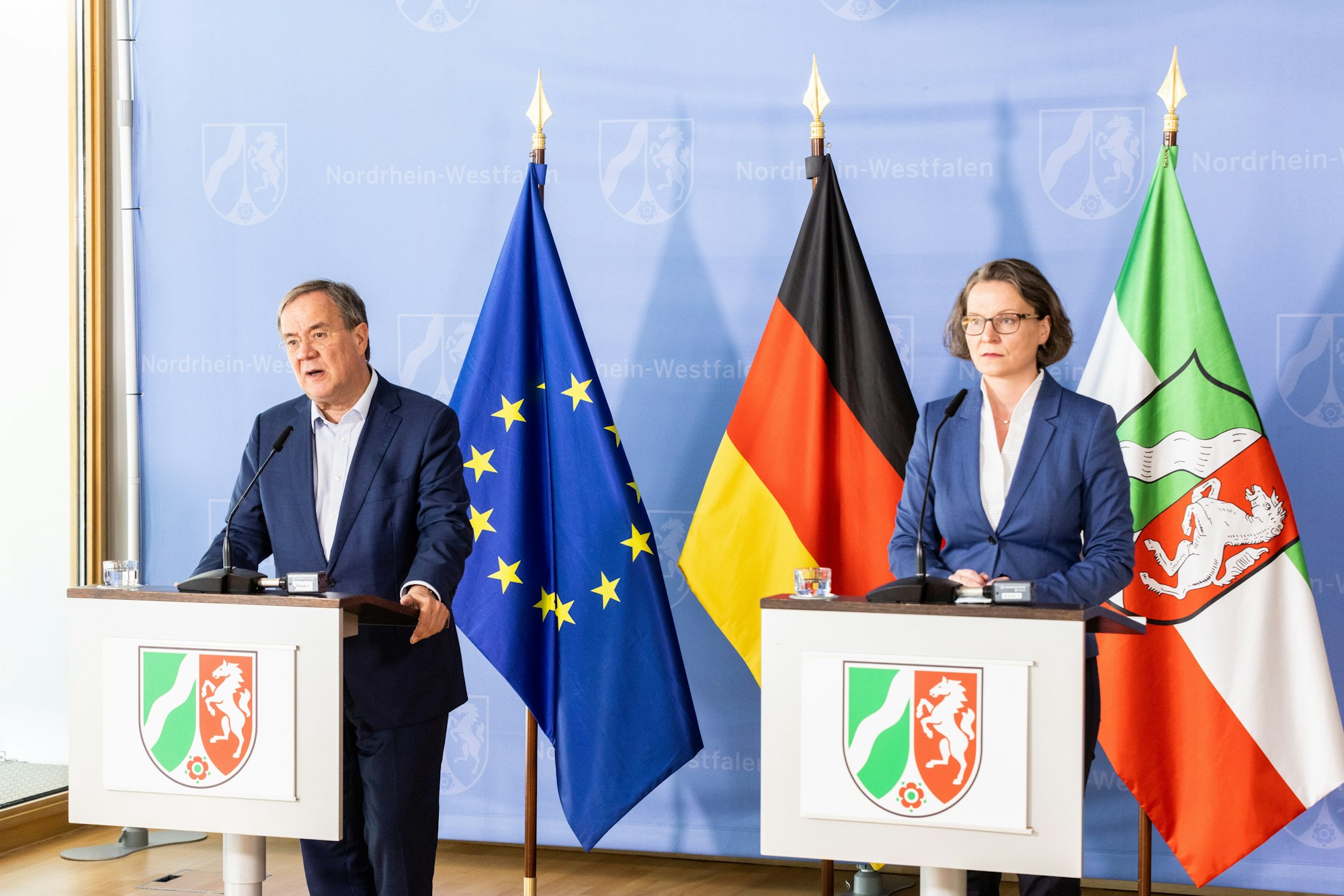 Armin Laschet (l, CDU), Ministerpräsident von Nordrhein-Westfalen, und Ina Scharrenbach (CDU), Ministerin für Heimat, Kommunales, Bau und Gleichstellung des Landes Nordrhein-Westfalen, sprechen während einer Pressekonferenz im Juli 2021.