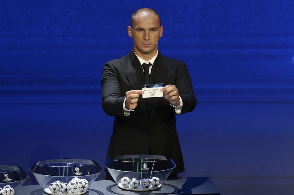 Branislav Ivanovic zeigt ein Los mit der Aufschrift Inter Mailand.