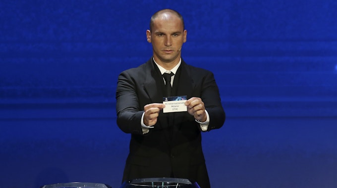 Branislav Ivanovic zeigt ein Los mit der Aufschrift Inter Mailand.&nbsp;