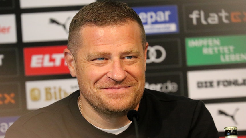 Ex-Gladbach-Manager Max Eberl, hier zu sehen am 27. August 2021 während einer Pressekonferenz im Borussia-Park. Eberl lächelt.