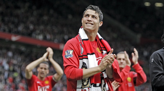 Cristiano Ronaldo, klatscht bei einer Ehrenrunde im Dress von Manchester United.
