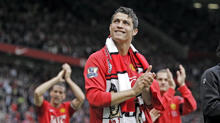 Cristiano Ronaldo, klatscht bei einer Ehrenrunde im Dress von Manchester United.