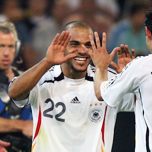 Deutschlands David Odonkor (l) freut sich mit Oliver Neuville, dem Torschützen zum 1:0 über Polen bei der WM 2006.
