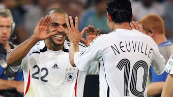 Deutschlands David Odonkor (l) freut sich mit Oliver Neuville, dem Torschützen zum 1:0 über Polen bei der WM 2006.