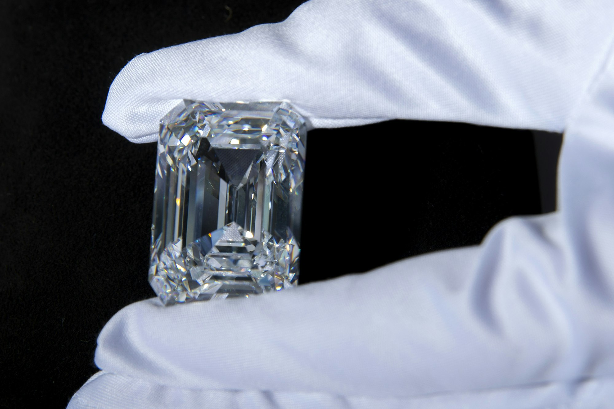 Ein Christie's-Mitarbeiter hält einen D-farbigen rechteckigen Diamanten von 100,94 Karat in der Hand. Der Diamant wird auf 12.000.000 - 18.000.000 US-Dollar geschätzt.