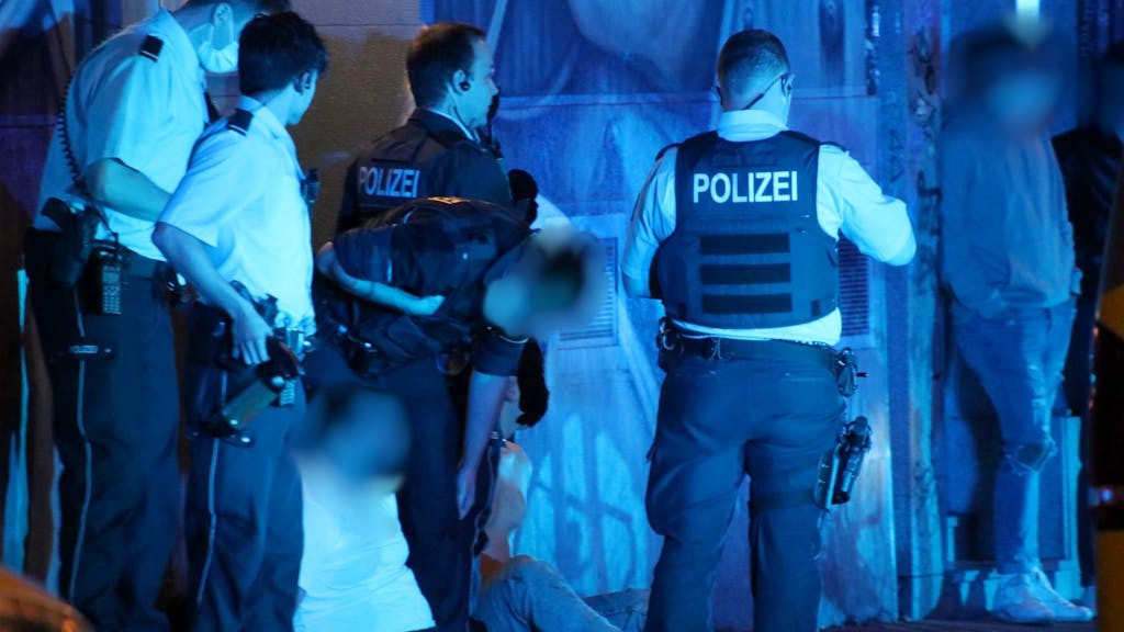 Polizisten stehen nachts am Zülpicher Platz und haben zwei Männer festgenommen.&nbsp;