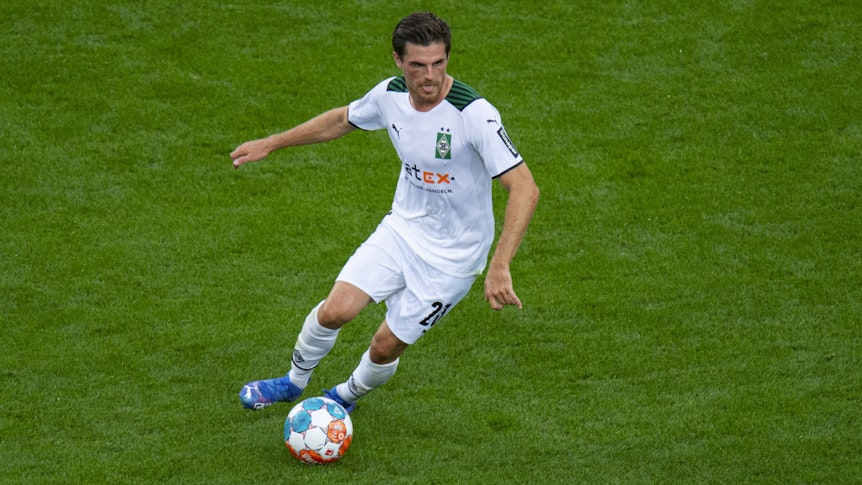 Jonas Hofmann führt den Ball beim Auswärtsspiel in Leverkusen am 21. August 2021 in der BayArena.