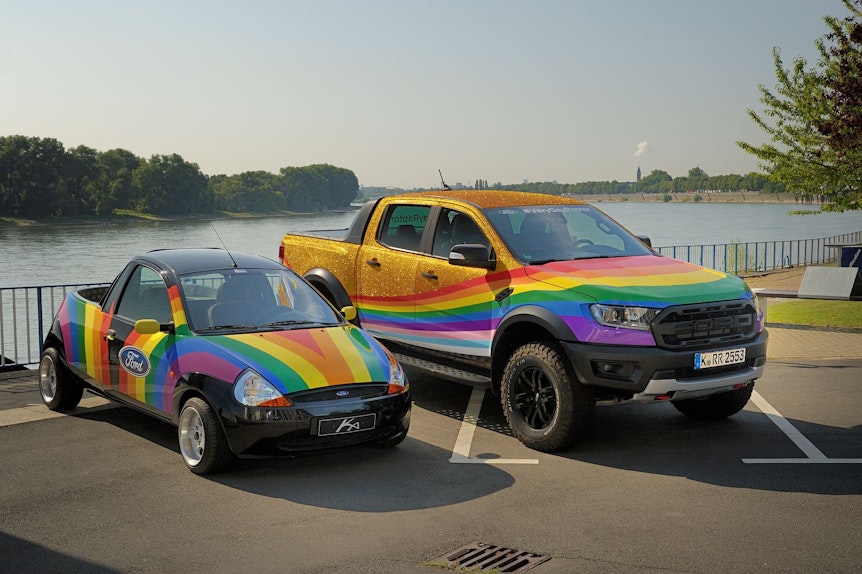 Ford Ka Pick-up und sein großer Bruder Ford „Very Gay Raptor“ in Regenbogenfarben lackiert.