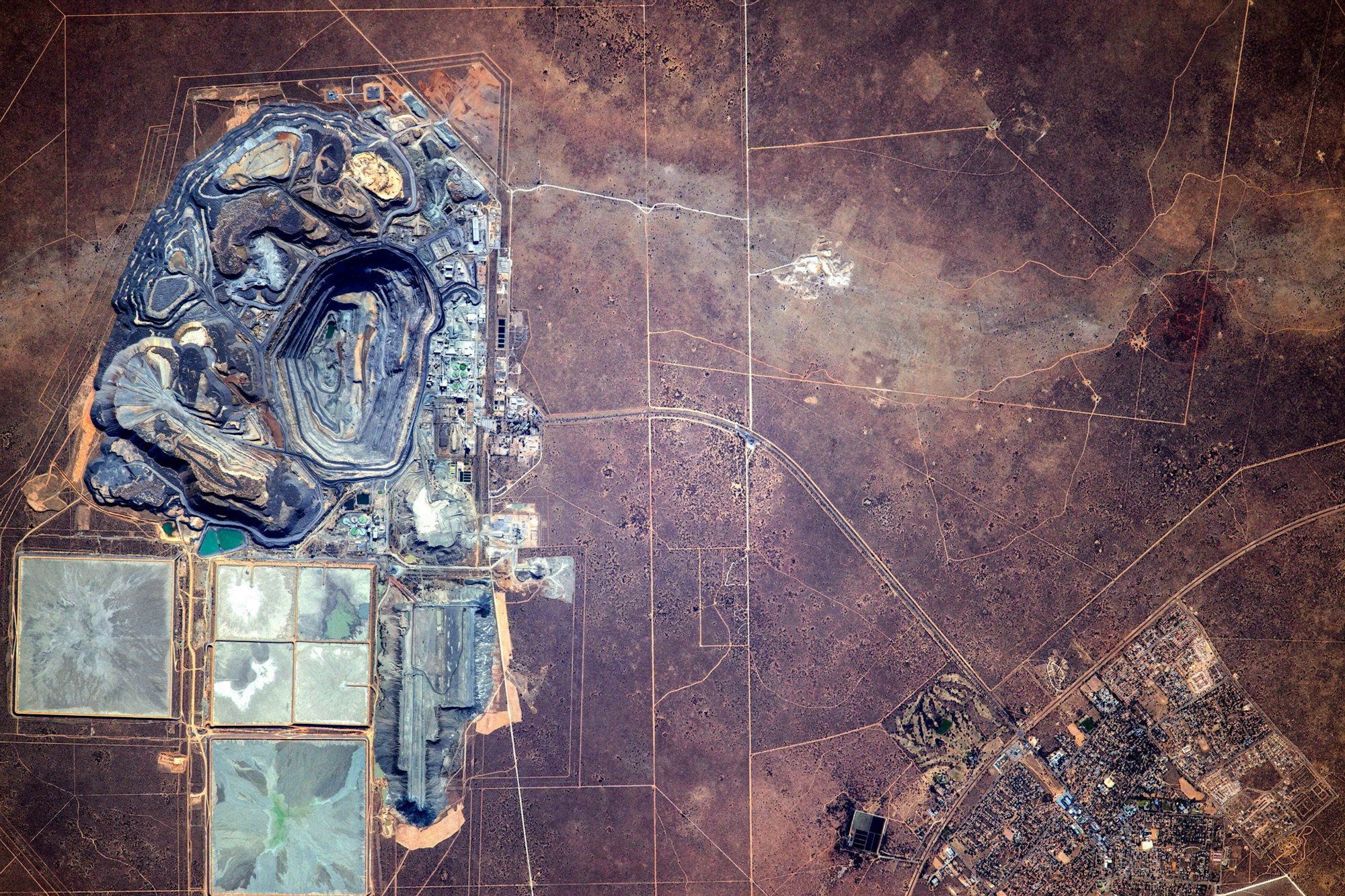 Die Jwaneng Diamantenmine in Botswana aus dem Weltall fotografiert.