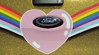 Das Heck des Ford „Very Gay Raptor“ in Regenbogenfarben, Goldstaub und mit Herz um das Ford-Logo.