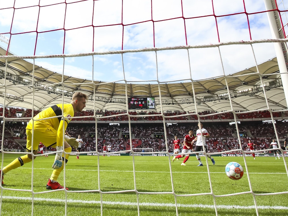 3. Spieltag in der Mercedes-Benz-Arena. Freiburgs Woo-yeong Jeong (2.v.r) trifft gegen Stuttgarts Torwart Florian Müller (l).