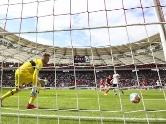 3. Spieltag in der Mercedes-Benz-Arena. Freiburgs Woo-yeong Jeong (2.v.r) trifft gegen Stuttgarts Torwart Florian Müller (l).