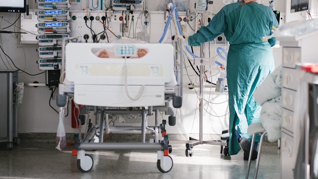 Eine Intensivpflegerin versorgt Ende April auf der Intensivstation in Braunschweig einen an Covid-19 erkrankten Patienten. Die Diskussion um neue Richtwerte neben einer Sieben-Tage-Inzidenz ist in vollem Gange.