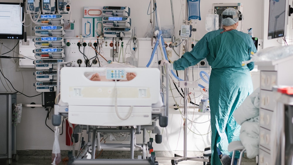 Alla fine di aprile, un'infermiera di terapia intensiva si è presa cura di un paziente con Covid-19 nell'unità di terapia intensiva di Braunschweig.  Il dibattito sui nuovi standard e sul verificarsi di sette giorni è in pieno svolgimento.